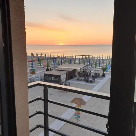 Beach Rooms Roberta Mamaia Exterior photo