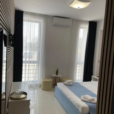Beach Rooms Roberta Mamaia Exterior photo